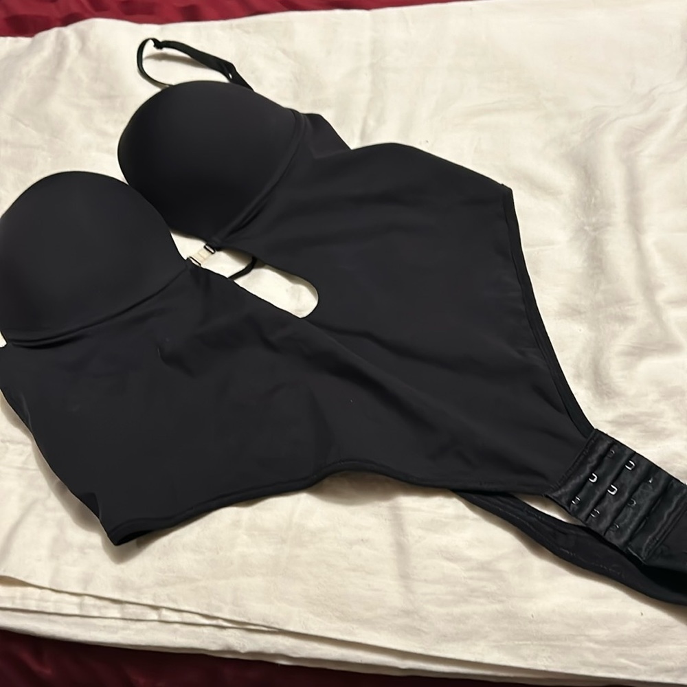 🐝 Black, plunging U thong Teddy